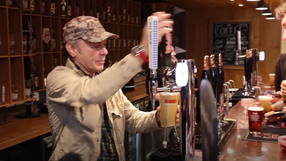 Iron Maiden, Bruce Dickinson ha spillato birre per i clienti di un pub dopo il concerto a Manchester