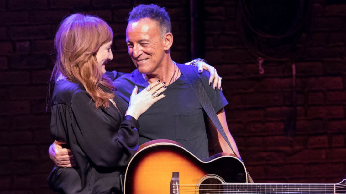 Bruce Springsteen ha pubblicato a sorpresa un nuovo brano con la moglie Patti Scialfa. Ascolta qui “Addicted to Romance”