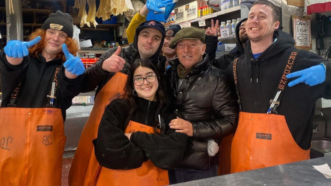 Bruce Springsteen a sorpresa al mercato del pesce di Seattle. Guarda le foto e il video