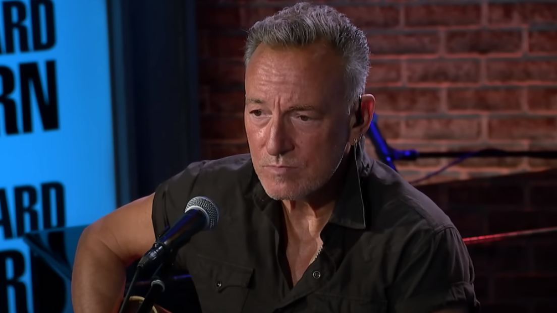 Bruce Springsteen suonò la chitarra in ospedale per Clarence Clemons il giorno in cui morì. Guarda il video