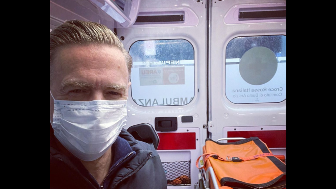 Bryan Adams positivo al Covid-19, è la seconda volta in un mese. Il test appena atterrato in Italia a Milano