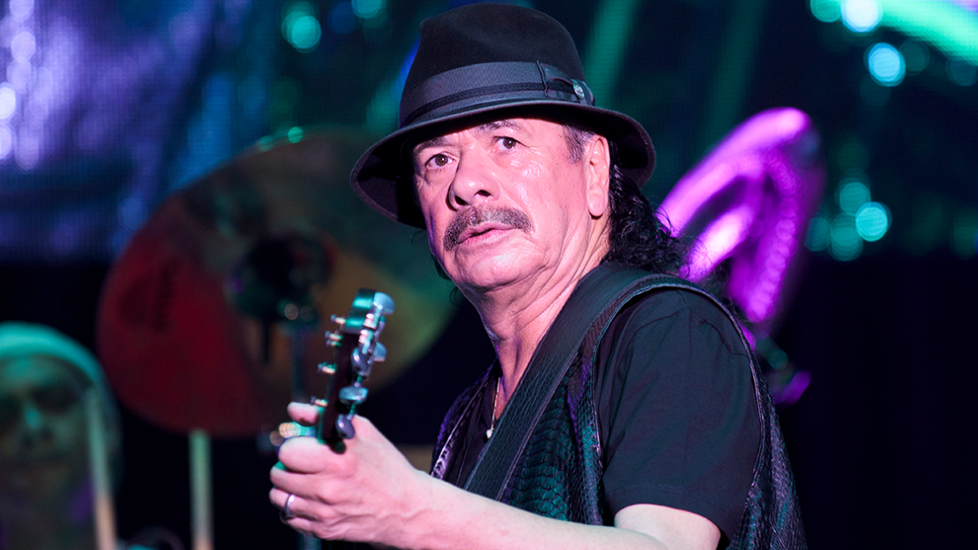 Carlos Santana ha avuto un malore ed è svenuto sul palco durante un concerto in Michigan