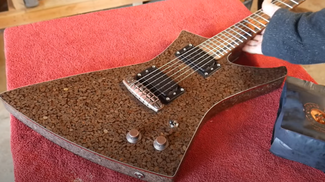 La chitarra elettrica assemblata con 5000 chicchi di caffè! Guarda il video della realizzazione