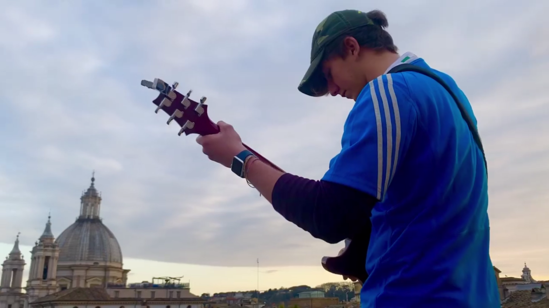 Coronavirus, il ragazzo che suona Morricone con la chitarra elettrica sopra Piazza Navona deserta: il video è da brividi
