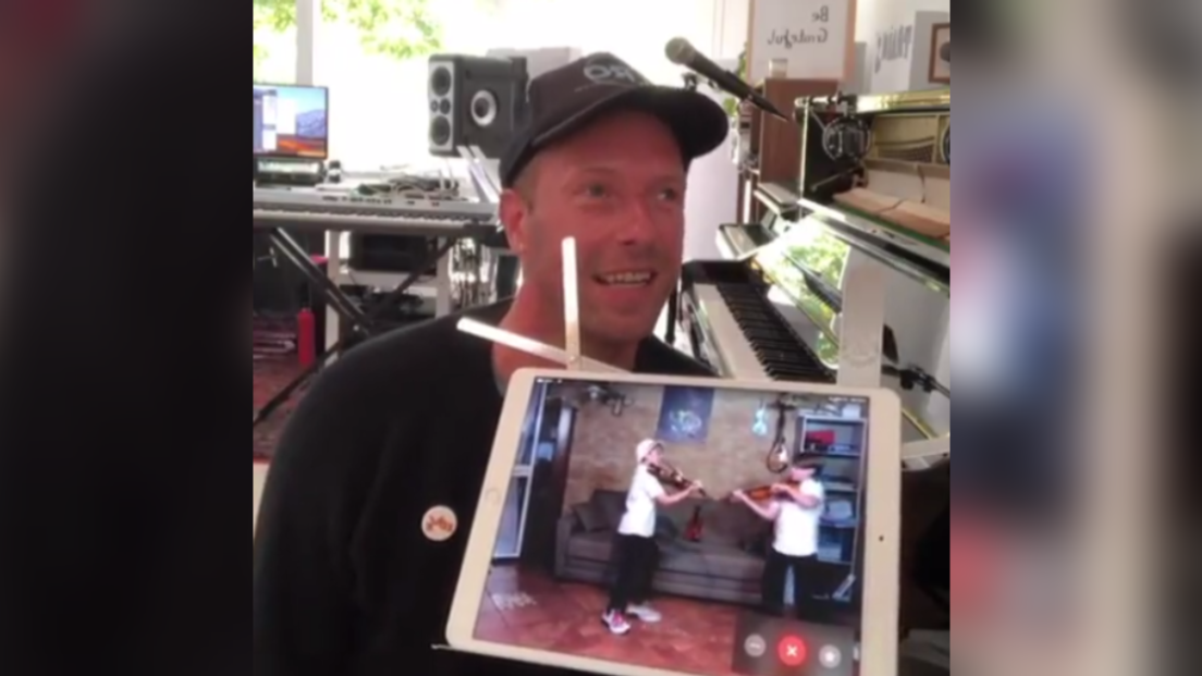 Coldplay, Chris Martin canta Viva La Vida in streaming con due piccoli violinisti siciliani. Guarda il video