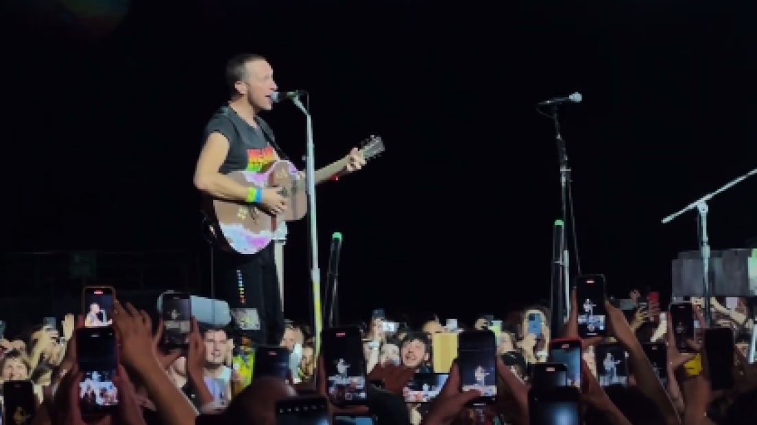 Coldplay, Chris Martin ha cantato (perfettamente) "O mia bela Madunina" durante il primo concerto a Milano. Guarda il video