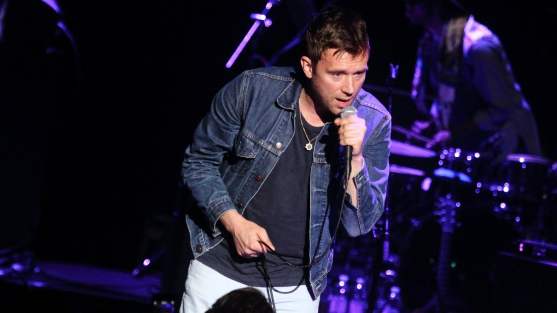Damon Albarn ha finalmente preso la patente a 53 anni (e si è comprato un suv da 75.000 euro)