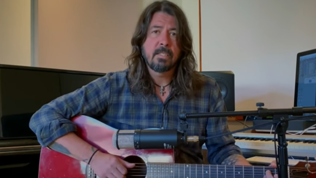 Coronavirus, Dave Grohl suona "My Hero" dal suo salotto di casa dedicandola a tutti i medici e infermieri. Guarda il video