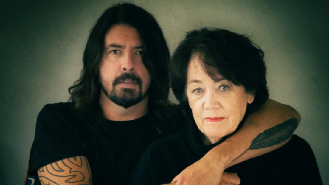 Dave Grohl e la malattia che segnò la sua adolescenza: "avevo problemi alla colonna vertebrale, mi sentivo un alieno ma mi piaceva"