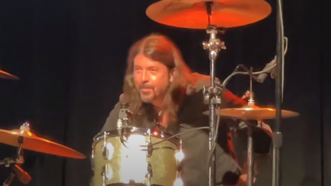 Dave Grohl ha suonato brani dei Nirvana e dei Foo Fighters durante la presentazione del suo libro a New York. Guarda i video