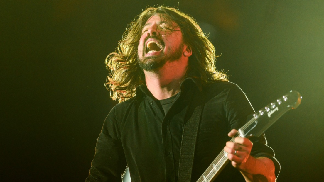 Foo Fighters, Dave Grohl svela qual è il suo chitarrista preferito di sempre: "I suoi riff sono brutali, le parti acustiche meravigliose"