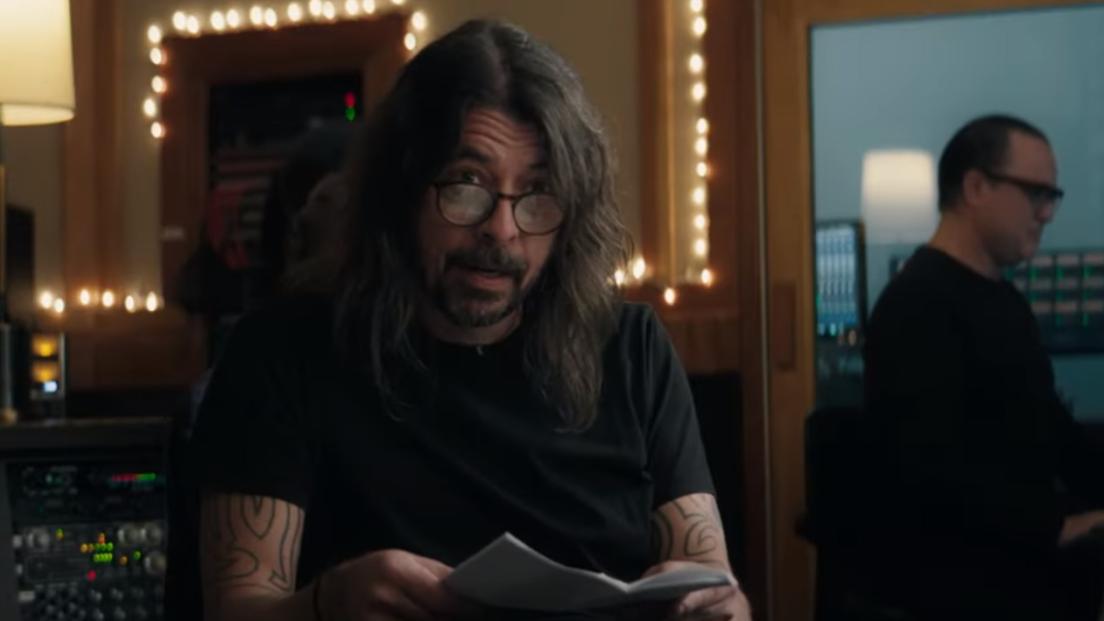 Dave Grohl protagonista di un divertente spot di un whisky per il Super Bowl. Guarda il video