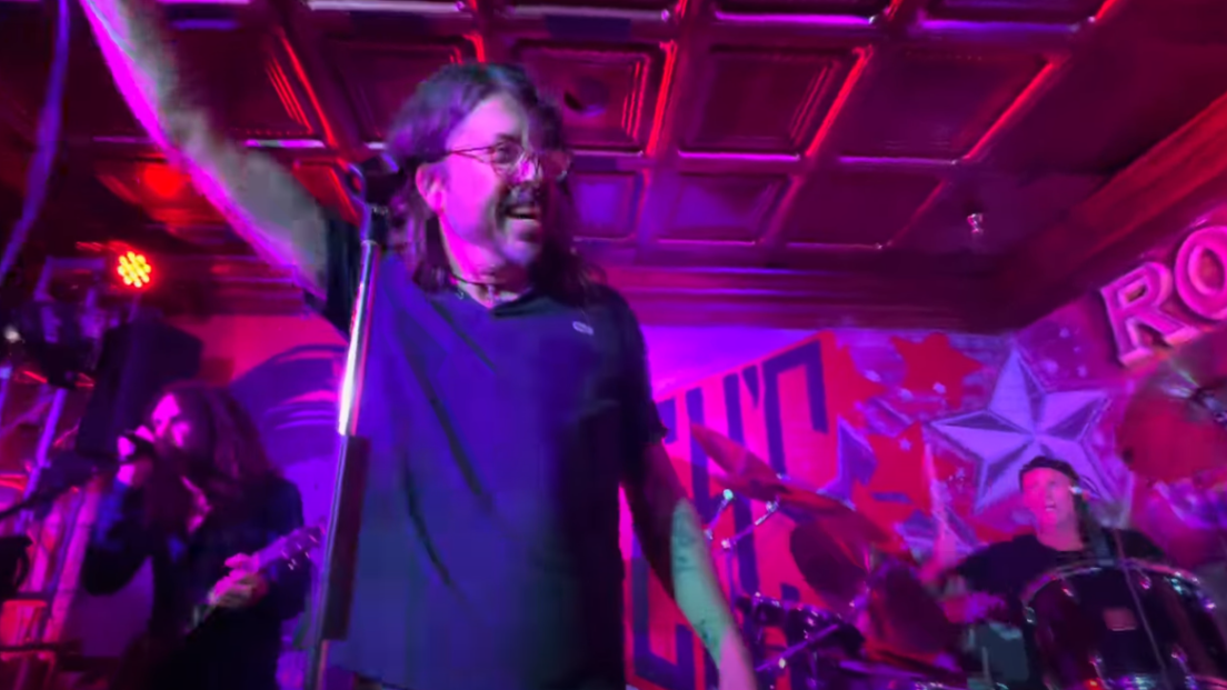 Dave Grohl, Chad Smith e il figlio di Taylor Hawkins suonano a sorpresa in una pizzeria in California. Guarda i video