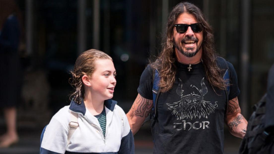 Dave Grohl tenne una lezione di musica nella scuola di sua figlia ma venne scambiato dai compagni per un mago
