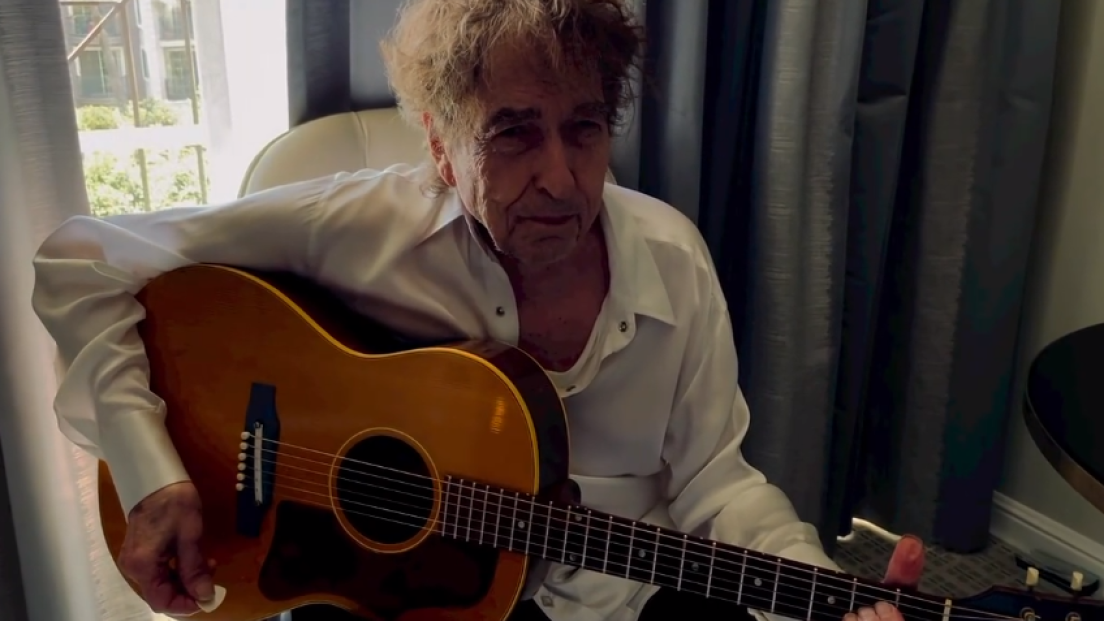 Bob Dylan pubblica un emozionante video in cui canta "Happy Birthday" a Brian Wilson dei Beach Boys. Guardalo qui