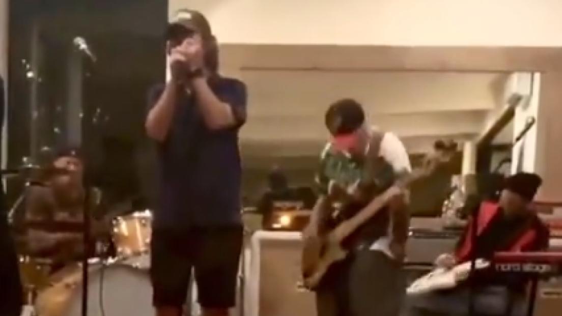 Eddie Vedder tiene a sorpresa un concerto casalingo con Chad Smith e Robert Trujillo. Guarda il video