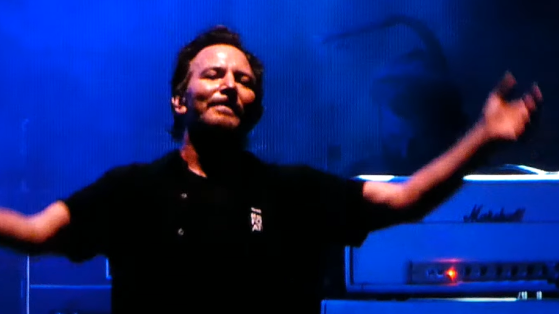 Eddie Vedder (con Chad Smith e Josh Klinghoffer) omaggia i REM e Prince durante il concerto all'Ohana Festival. Guarda i video