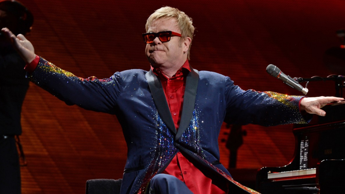 Elton John attacca il Vaticano accusando di ipocrisia: "come può non benedire le unioni gay ma fare profitto da Rocketman?"