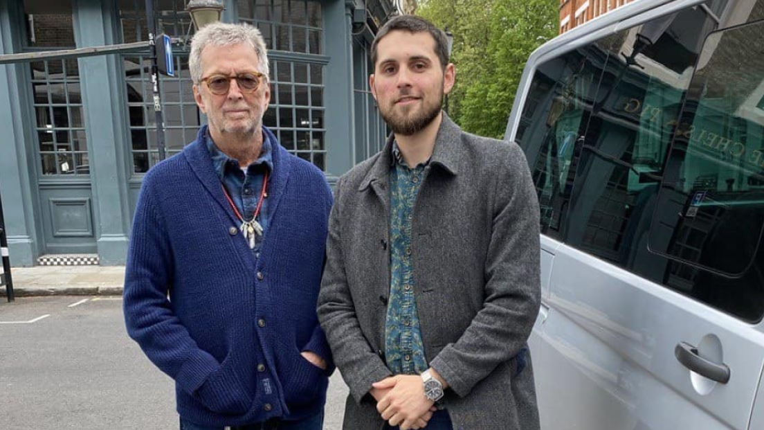 Eric Clapton ha aiutato una band No Vax con 1000 sterline e prestando loro il suo furgone per andare in tour