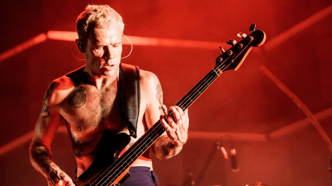 Red Hot Chili Peppers, Flea: "ecco i libri che sto leggendo durante questo magico tour in Europa". Guarda la foto