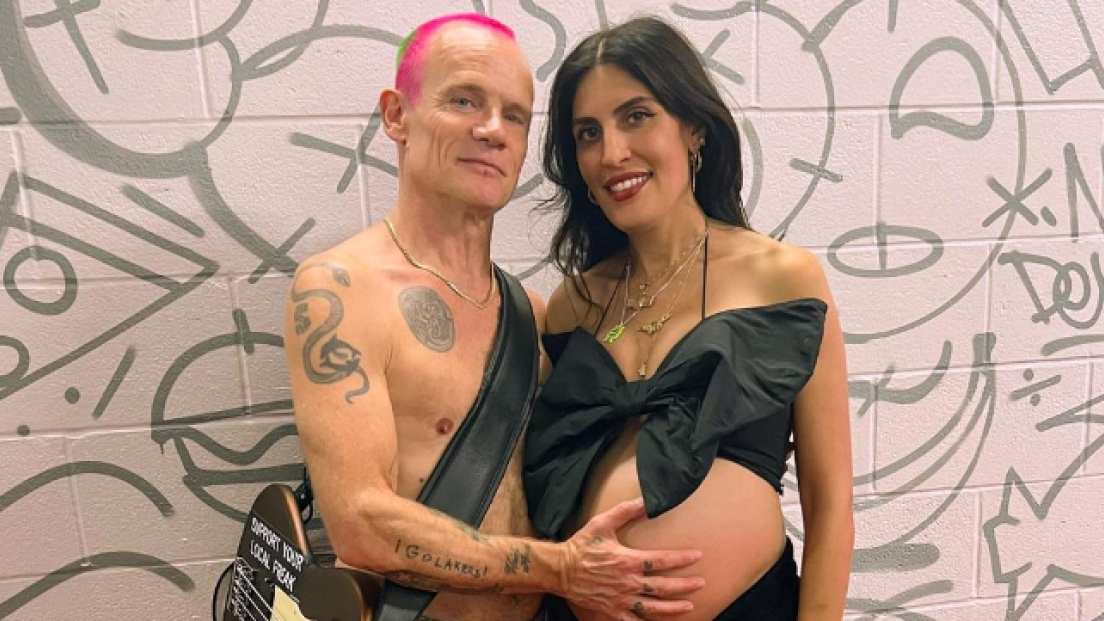 Red Hot Chili Peppers, Flea pubblica la prima foto ufficiale del piccolo Darius per la festa della mamma. Guardala qui