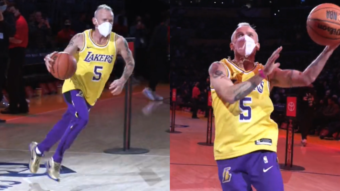 Red Hot Chili Peppers, Flea dà spettacolo sul campo dei Lakers durante l'halftime. Guarda il video