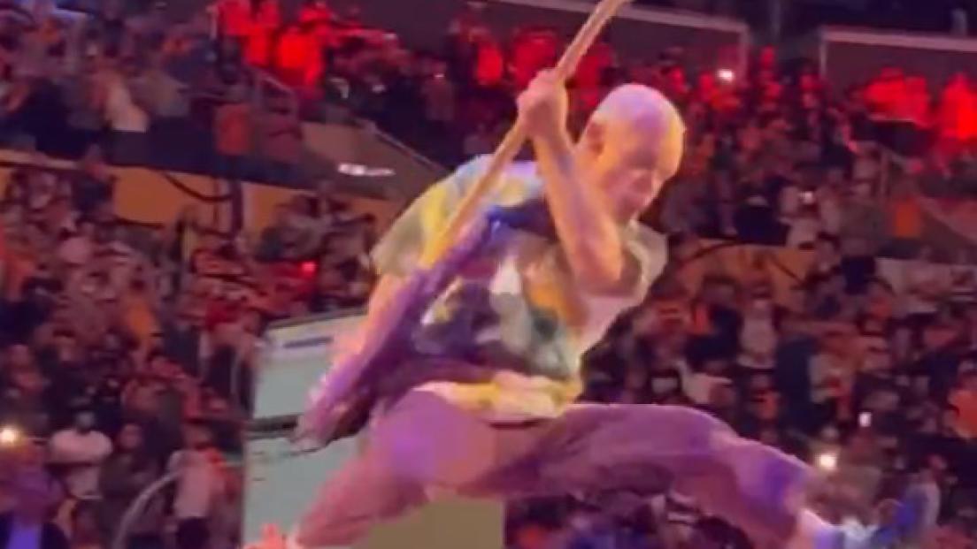 Flea ha suonato l'inno nazionale americano durante una partita dei Lakers. Guarda il video