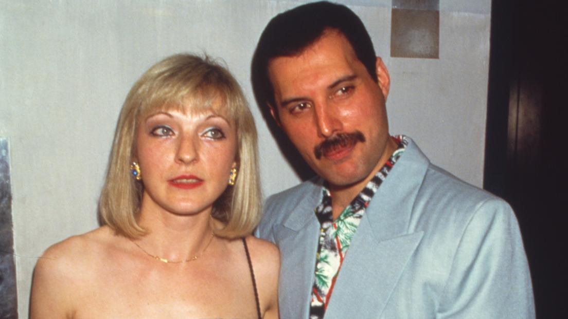 Mary Austin si è presentata all'asta dedicata a Freddie Mercury. Guarda la prima foto della donna in quasi 30 anni