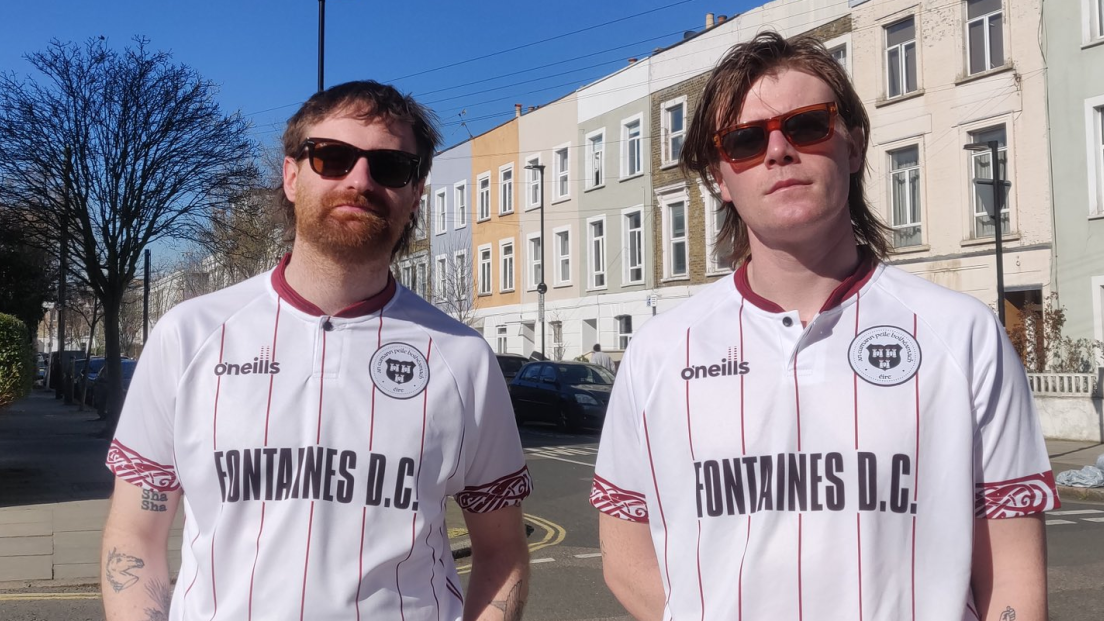 I Fontaines D.C. sponsorizzano una squadra di calcio irlandese per aiutare i senzatetto