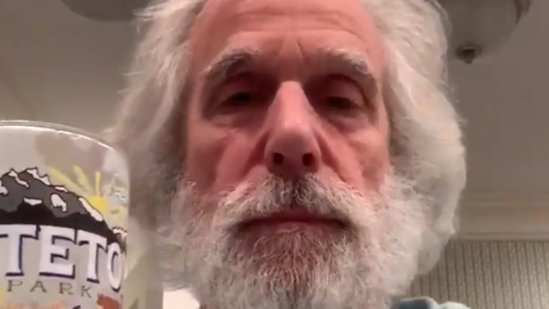 Happy Days: capelli bianchi e barba lunga, Fonzie è irriconoscibile dopo la quarantena. Guarda il video di Henry Winkler