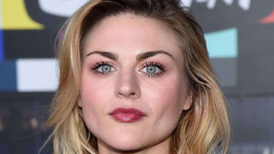 Frances Bean Cobain sta prendendo la patente: le lezioni di guida a San Diego. Guarda le foto