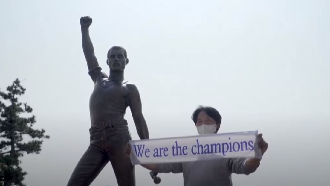 Queen, fan realizza il suo sogno e dedica una statua a Freddie Mercury in Corea del Sud. Guarda il video