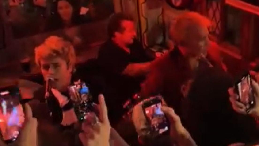 Green Day, concerto in acustico a sorpresa in un pub di Londra. Guarda il video integrale