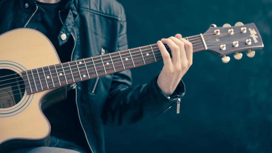Chitarre, secondo un sondaggio ecco qual è il riff che tutti imparano per primo (ma tutti lo suonano diversamente)