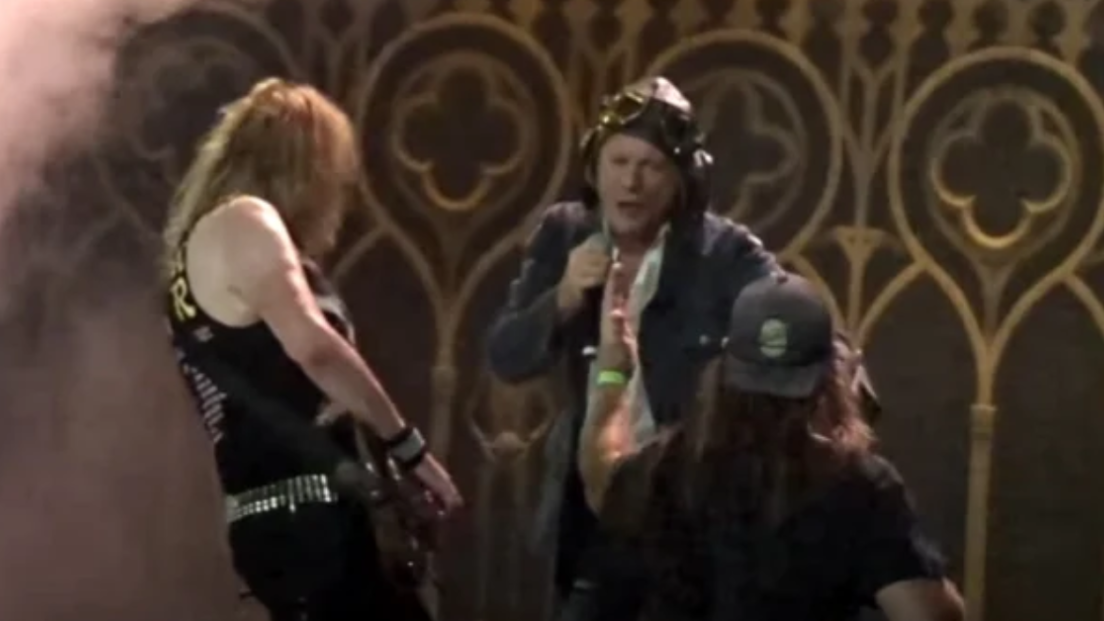 Iron Maiden, Bruce Dickinson allontana di peso un fan dal palco durante un concerto ad Anaheim. Guarda il video