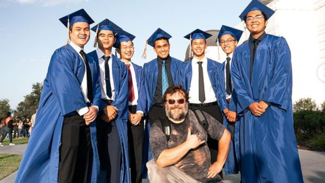 Jack Black si presenta a sorpresa alla consegna dei diplomi di un liceo per comparire nelle foto di classe. Guarda i video 
