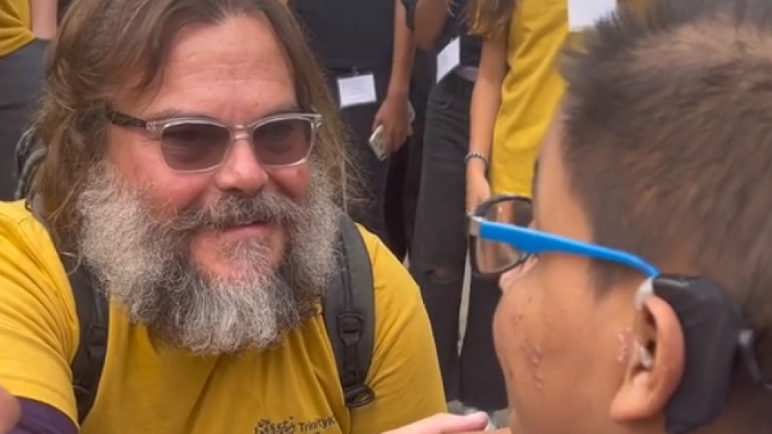 Jack Black ha cantato "School Of Rock" a un bambino durante una raccolta fondi. Guarda il video