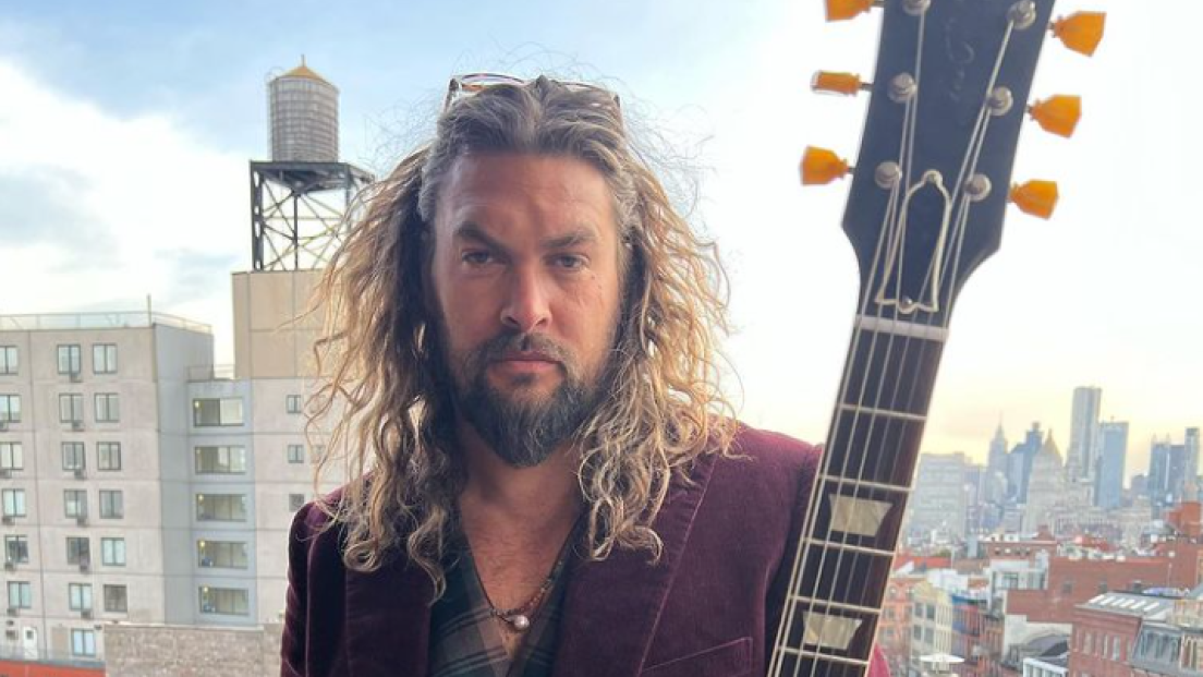 Jason Momoa coinvolto in un incidente stradale (senza conseguenze) con un motociclista. Guarda il video