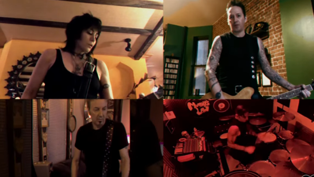 Coronavirus, Joan Jett da casa suona in streaming con la band per i fan in quarantena. Guarda il video