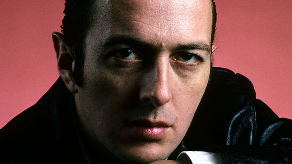 La difficile infanzia di Joe Strummer: come è stata influenzata la creatività del leader dei Clash