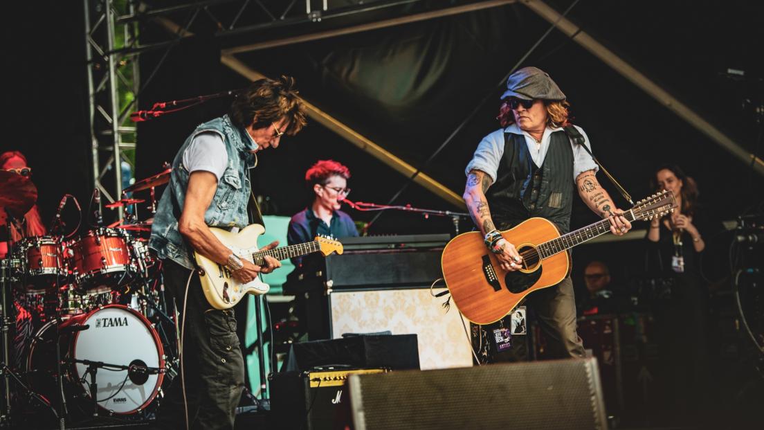 Johnny Depp era al capezzale di Jeff Beck poco prima della morte. Fonti vicine all'attore: "È devastato dal dolore"