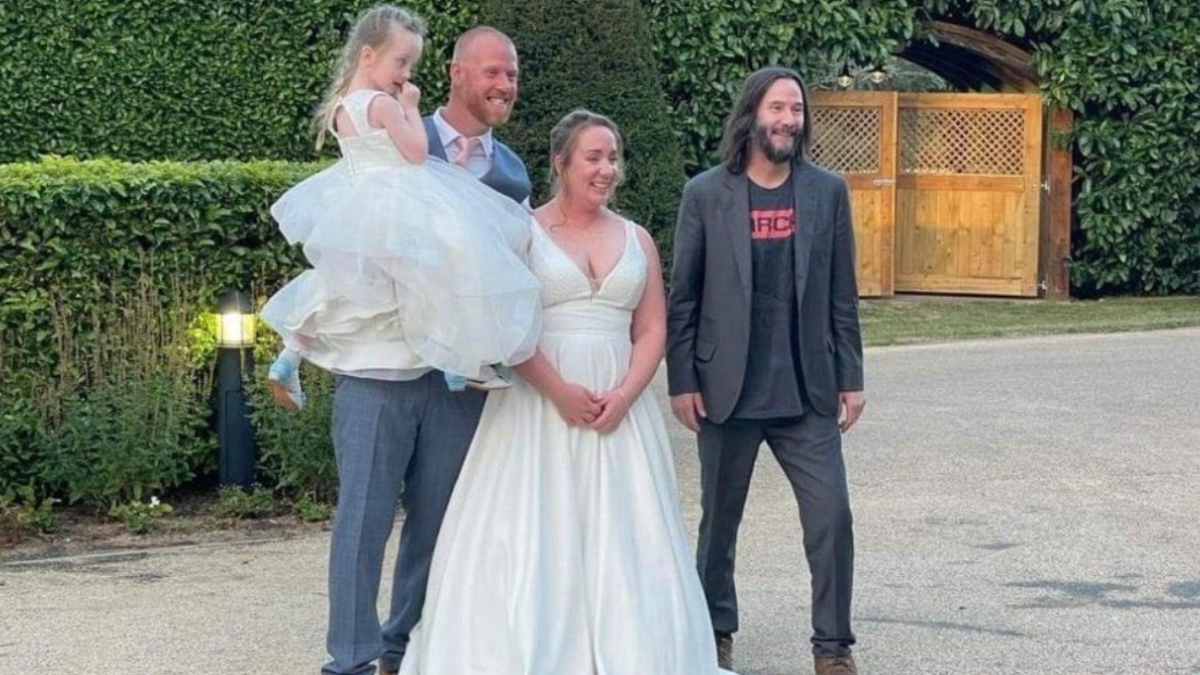 Keanu Reeves si è presentato a sorpresa ad un matrimonio in Inghilterra. L'incredibile storia