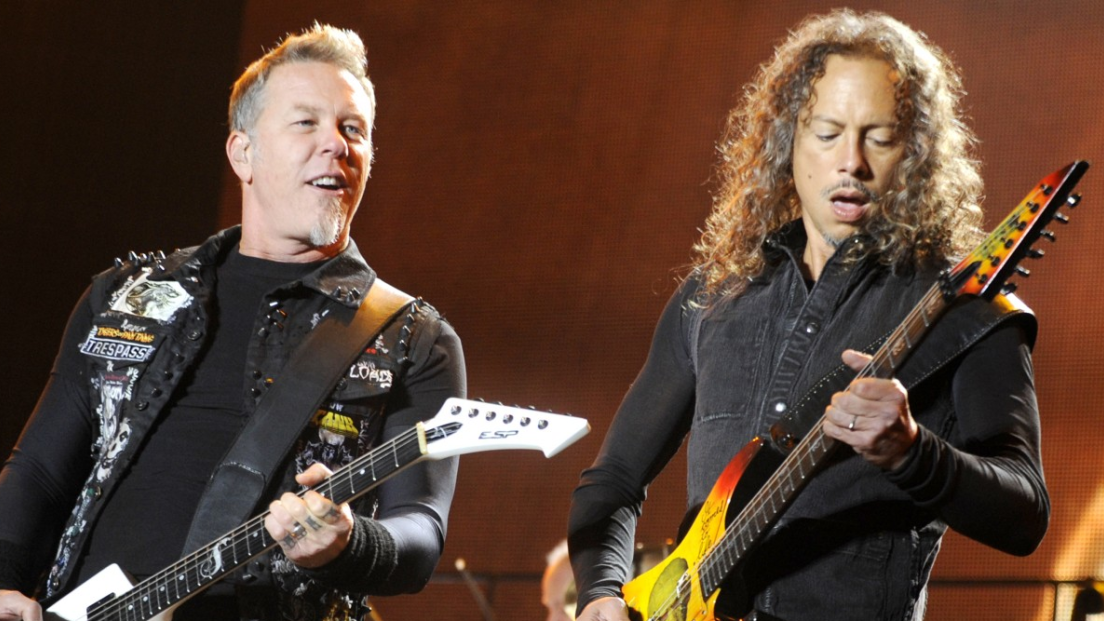 Kirk Hammett ricorda la prima volta che vide i Metallica: “Avevano un nome grandioso! Ma al concerto c'erano solo 15 persone”