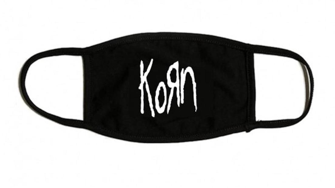 I Korn mettono in vendita le mascherine con il loro logo. E anche queste sono già sold out