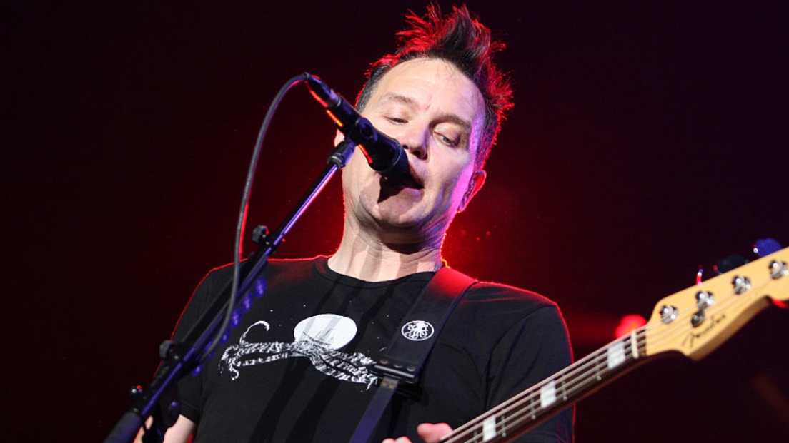 Blink-182, Mark Hoppus festeggia la guarigione dal cancro: "presto arriverà nuova musica". Guarda il video