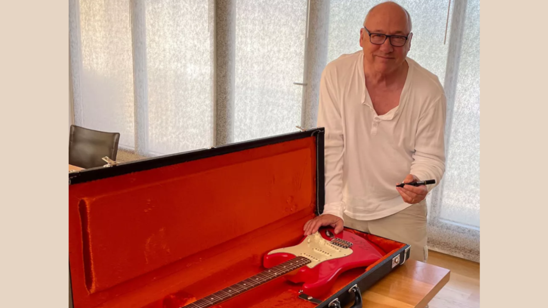 Dire Straits, Mark Knopfler dona la sua Stratocaster per raccogliere fondi a sostegno dei senzatetto di Londra. Guarda la foto