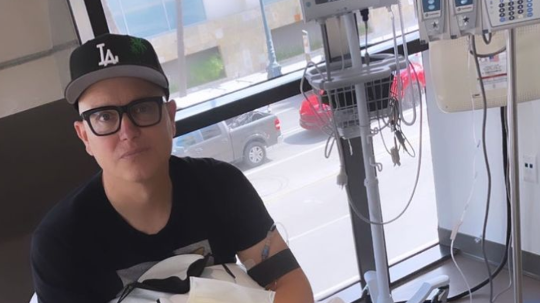 Mark Hoppus aggiorna i fan in un video: "Ho un linfoma di tipo B, lo stesso di mia mamma. Batteremo questo schifo"