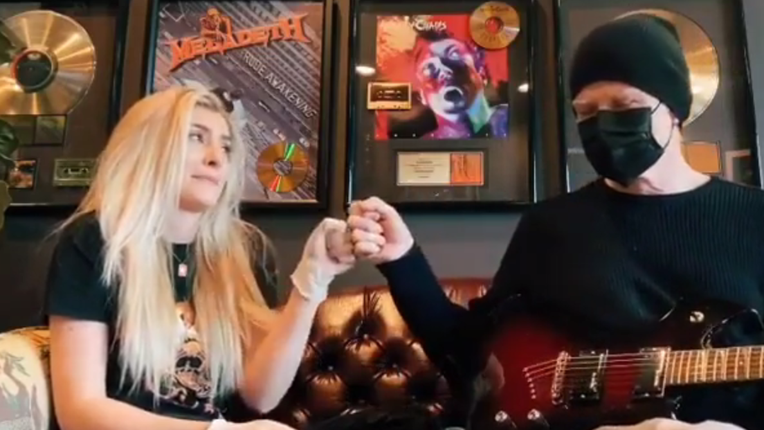 Coronavirus, Dave Mustaine dei Megadeth e la figlia Electra suonano i Beatles per i fan in quarantena. Guarda il video