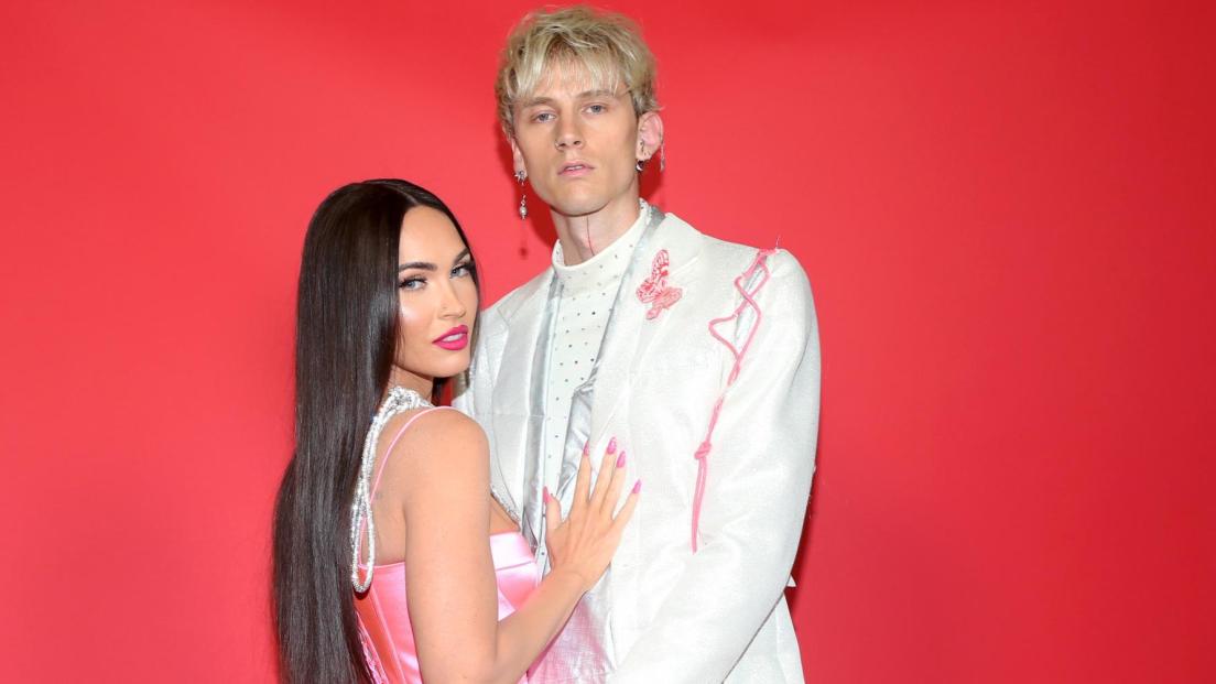 Machine Gun Kelly e Megan Fox: una comunità di "vampiri" ammonisce la coppia per l’abitudine di bere il sangue a vicenda