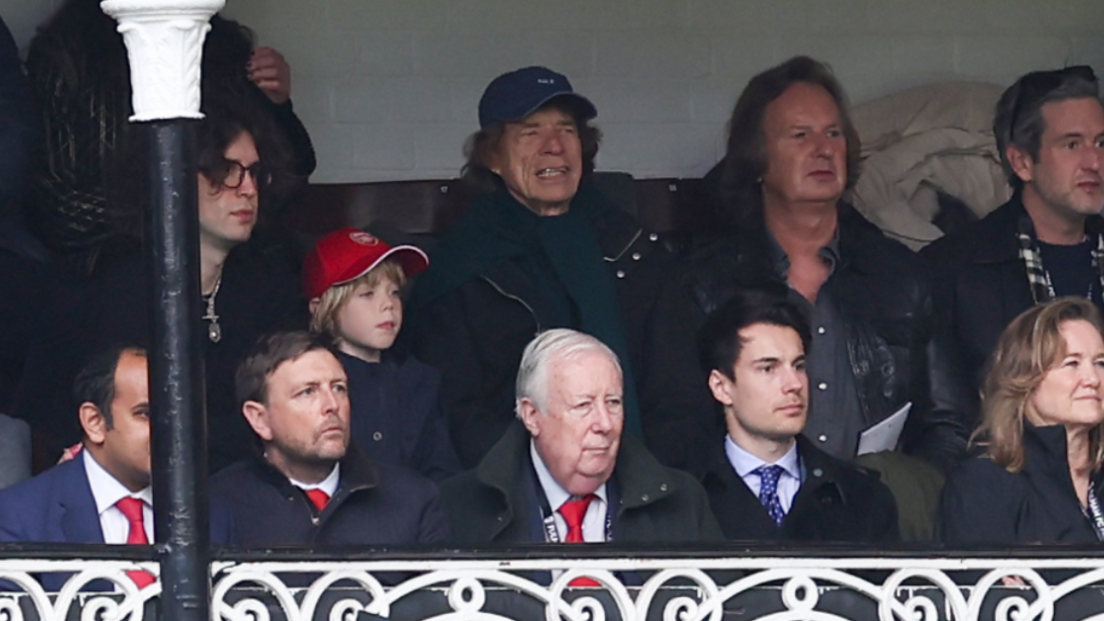 Mick Jagger allo stadio con i figli per Arsenal - Fulham: indossa un cappellino con scritto "DILF". Guarda le foto
